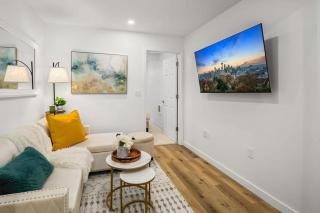 Brand New Designer's Stylish 1BR Home - 1min to I5 - Lynnwood - 3