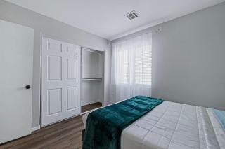 Modern Home in Las Vegas Near Strip with Pool and Jacuzzi - Las Vegas - 7