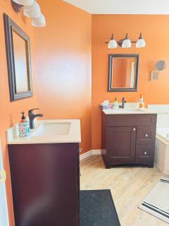 Spacious 4-Bedroom Home in Desirable Barrie Neighborhood - Barrie - 1