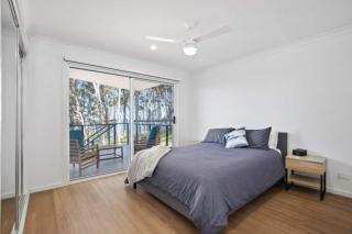 3-Bed Coastal Getaway with Direct Beach Access - Long Beach - 8