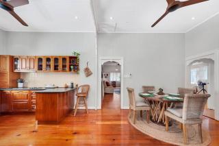Masterfully Restored Queenslander Near Esplanade - Cairns North - 3