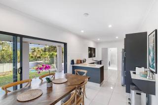 Elevated Entertainer - Modern, Spacious & Stylish - East Trinity - 3