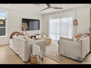 Elegant Beachside Retreat with Luxurious Amenities - Tomakin - 4