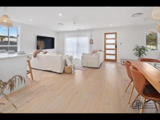 Elegant Beachside Retreat with Luxurious Amenities - Tomakin - 3
