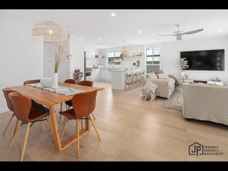 Elegant Beachside Retreat with Luxurious Amenities - Tomakin - 9