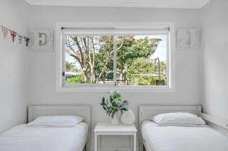 Cosy Getaway with Fireplace and Spacious Backyard - Broulee - 7
