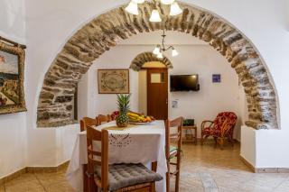 Traditional House in Koronos - 9