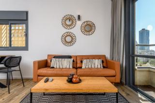 Modern & Sunny 1 BDR w balcony and parking - 1