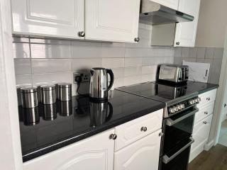 4 bedroom, sleeps 8, 30 seconds from beach, games table - 5