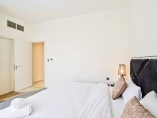 Fully Furnished with Terrace and Balcony - Dubai - 4
