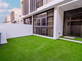 Fully Furnished with Terrace and Balcony - Dubai - 2