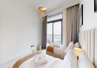 Waterfront ,High Floor 2BED with Private Beach Access - Dubai - 2