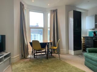 Central 2 bed flat. Free parking (Off-street) - 8