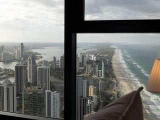 Views from cloud 1 min to beach 2BR Apt Pool Gym - Gold Coast - 1