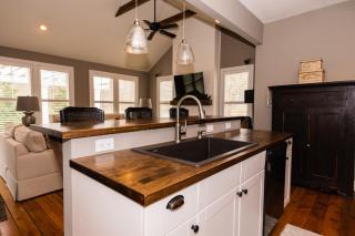 Douglas Cottage - Great location walking distance to both Douglas beach and Downtown! - Douglas - 7