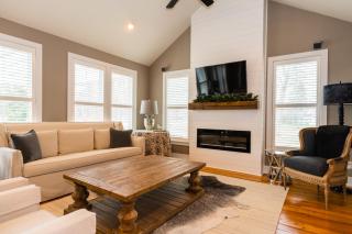 Douglas Cottage - Great location walking distance to both Douglas beach and Downtown! - Douglas - 3
