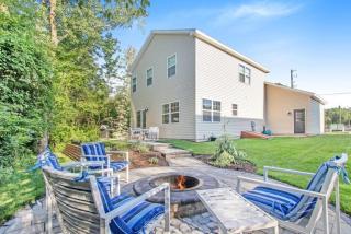Happy Landings - Farmhouse coastal home with tram and stairs to beach access! - South Haven - 9