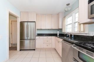 2 bedroom 1 bath vacation rental just 1 block from Kids Corner and the blue stairs beach access - South Haven - 1