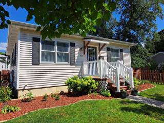 School Street Haven - 4 bedroom 2 bath sleeps 10 and is centrally located to downtown South Haven - South Haven - 7