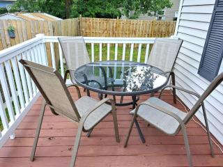 School Street Haven - 4 bedroom 2 bath sleeps 10 and is centrally located to downtown South Haven - South Haven - 1