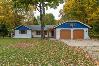 Plum Creek - Large home with 2 kitchens close to Pier Cove! - Fennville - 0