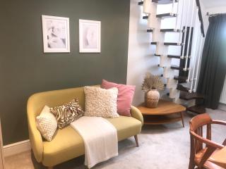 En-suite with double bed on mezzanine and desk in family home - Hertford - 7
