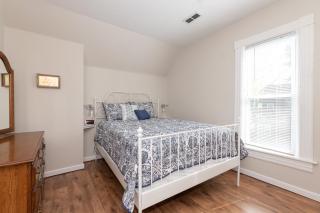 Beautiful vacation rental located 6 blocks from Lake Michigan and Kids Corners Park! - South Haven - 3