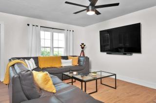 Director's Cut - A Birdy Vacation Rental - San Antonio - 2