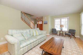 Tranquility Beach House - Beautiful cape cod style home just a short walk to Oak Street beach access - South Haven - 7