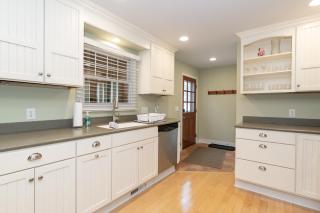 Tranquility Beach House - Beautiful cape cod style home just a short walk to Oak Street beach access - South Haven - 1