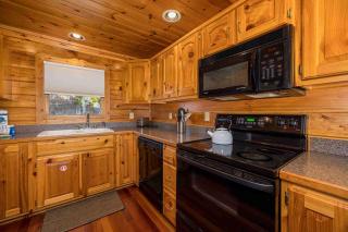 Upscale Cabin, Stunning Views, Hot Tub, Game Room - 1