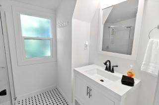 Maple Getaway - Short distance to downtown, beaches, and breweries - Douglas - 1