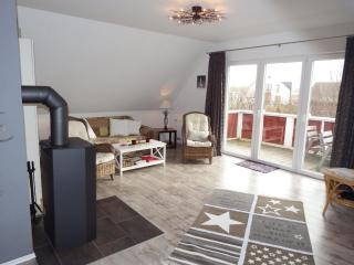 Modern ausgestattete Ferienwohnung mit großem Südbalkon und eigenem Strandkorb - Haßberg - 2