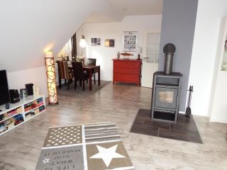Modern ausgestattete Ferienwohnung mit großem Südbalkon und eigenem Strandkorb - Haßberg - 1