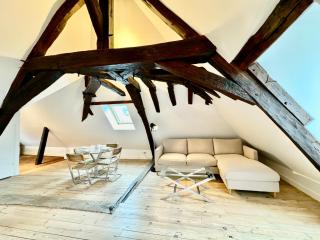 Loft - BEST KEYS - Prestige - Vue Cathédrale - Poutres Apparentes - Baignoire Îlot - Centre Ville - Smart TV - WiFi Illimité - Check-in Autonome - Sens - 4