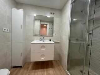 Room with private bathroom in shared apartment - 3