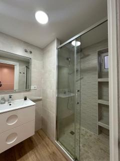 Room with private bathroom in shared apartment - 2