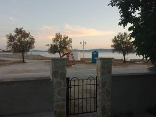 Erdgeschosswohnung mit Terrasse mit Meerblick, nur wenige Meter von Strand und Meer entfernt - Bibinje - 7