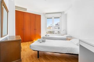 Stylish 4br City View Apt Near Sagrada Familia - 2
