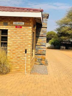 Rest and Work at Los Abrigos Villa in Molepolole - Molepolole - 1