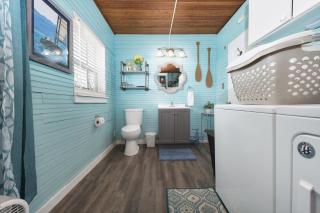 The Lighthouse - Large home close to downtown with a hot tub & game room! - South Haven - 2