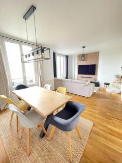 Appartement chaleureux et lumineux en plein centre, à 10 min du RER - 8