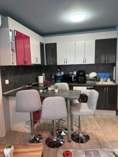 2-Bedroom with Private Parking fast WiFi 3-AirCon 3-SmartTVs WorkDesk Youtube Premium and Netflix - Warna - 8