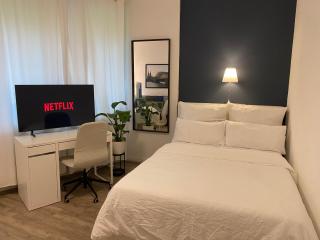 Shared apartment in former hotel, near train station, fully equipped kitchen with washer-dryer - Hürth - 0