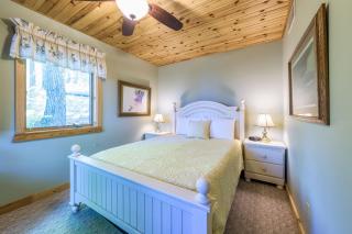 Gebhard Chalet - Charming, private, beachfront chalet nestled in a wooded dune on Lake Michigan - Coloma - 4