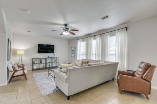 12 Mi to Dtwn Houston: Modern Home w/ Backyard - 8