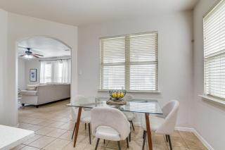12 Mi to Dtwn Houston: Modern Home w/ Backyard - 4
