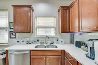 12 Mi to Dtwn Houston: Modern Home w/ Backyard - 2