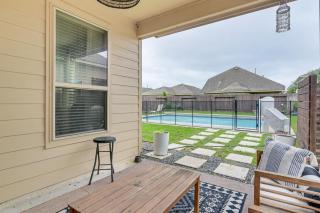 12 Mi to Dtwn Houston: Modern Home w/ Backyard - 9