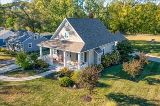 LAKE ESCAPE cottage located 5 blocks to Lake Michigan with Blue Stairs beach access - South Haven - 6
